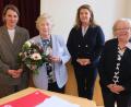 Bild: usc
Waltraud Frieser (Zweite von links) wurde von der SkF-Landesvorsitzenden Astrid Paudtke (Zweite von rechts) und Finanzvorstand Alma Thoma (links) ausgzeichnet. Kreisvorsitzende Marianne Gutwein (rechts) gratulierte ihrer Stellvertreterin.