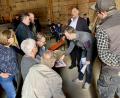 Bild: Eichl
Annäherung der Parteien: Alexander Riedl (Zweiter v.r.) schildert kritischen Anwohnern detailliert, was er vorhat. Bürgermeister Josef Beimler (neben Riedl) gesteht zu, dass die Kommunikation rund um die Ausweisung des Gewerbegebietes nicht gut gelaufen ist.