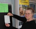 Bild: kro
Bettina Weis, hier am Schwarzen Brett in der Raiffeisen-Geschäftsstelle, hat eine lokale Mitfahrzentrale eingerichtet.