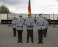 Bild: frd
Mit der Rückgabe der Truppenfahne durch den bisherigen Bataillonskommandeur Andreas Beek (vorne rechts) an Brigadekommandeur Oberst Andreas Kühne (Mitte) und der Weitergabe an den neuen Kommandeur Ralf Georgi (vorne links) wurde die Kommandoübergabe vollzogen.
