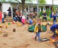 Bild: jml
Was gibt es Schöneres, als mit vielen Freunden ausgelassen in einem großen Sandkasten zu spielen? Beim Familienfest des Kindergartens Arche Noach war das möglich.