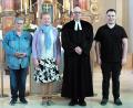 Bild: Thomas Schertel/exb
Glückwünsche zum 60. Geburtstag beim Gottesdienst in der St.-Veit-Kirche: Die Vertrauensobfrau des evangelischen Kirchenvorstands, Renate Flierl (links), die Leiterin des evangelischen Kirchenchors, Julia Schmidt (Zweite von links) und der Leiter des Posaunenchors, Martin Schmidt (rechts), gratulieren Pfarrer Thomas Schertel.