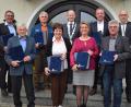 Bild: bnr
Bürgermeister Konrad Kiener konnte zahlreiche Bürger für ihre Verdienste um das Gemeinwohl auszeichnen. Das Bild zeigt (vordere Reihe von links) Franz Neblich, Ursula Brenner, Franziska Gradl und Vitus Bauer sowie (hintere Reihe von links) Heinrich Eichinger, Albert Lindner, Bürgermeister Konrad Kiener, Dieter Schweiger und Altbürgermeister Georg Butz.