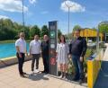 Bild: Stadtwerke Freizeit GmbH/exb
Präsentieren die neue Notruf-/Defisäule: Bürgermeister Martin Birner, städtischer Gesundheitsbeauftragter Maximilian Lang, Bademeister Armin Weinfurtner, Rosa Schafbauer (Leitung Bäder) und Peter Fleischmann (Geschäftsführer Freizeit GmbH).