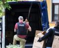 Bild: David Young/dpa
Polizisten tragen Gegenstände, darunter mehrere Stichwaffen und Speere, aus dem Wohnhaus des Verdächtigen.