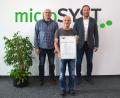 Bild: Vera Lehmann, Microsyst/exb
Arhur Zeiner (Mitte) ist seit 25 Jahren bei der Firma Microsyst.