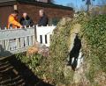 Bild: wmr
Zur einer Besichtigung der alten Lourdesgrotte im Garten des Städtischen Kinderhauses trafen sich (von links) Bauhofleiter Wolfgang Stark, Arbeits-Heimatpflege-Mitglied Theo Schaumberger und AK-Vorsitzender Erhard Sommer.