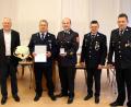 Bild: jma
Edgar Goss (Zweiter von links) wurde von Bürgermeister Jürgen Kürzinger (von links), Kreisbrandrat Marco Saller, Fabian Leipold und Wolfgang Böhm ausgezeichnet.