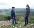 Bild: cvl
„Hier“, so sagen Georg und Johannes Wagner (von links) einstimmig, „genau hier befindet sich der Batterieturm.“