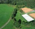 Bild: bey
Auf dem Areal links der Tennisanlage wird der Pumptrack gebaut, die am Feldweg entlang führende landschaftsprägende Hecke muss weichen.