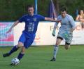 Bild: war
Martin Pasieka (links) auf dem Weg zum zwischenzeitlichen 3:0: Der SV Etzenricht bezwang den FC Wernberg am Mittwochabend mit 3:2.