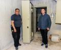Bild: Hösamer
Im Keller des Pfreimder Gerätehauses existiert ein aufgelassener Schutzraum. Thomas Wilhelm vom Ordnungsamt (rechts) und Hausmeister Markus Muntanjohl stehen an einem der massiven Schotts zur Luftfilteranlage.