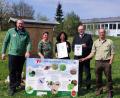 Bild: Grundschule Plößberg/exb
Die Grundschule Plößberg ist die nächsten fünf Jahr Naturparkschule. Im Bild die Übergabe der Urkunde durch den Neustädter Landrat Andreas Meier (Zweiter von rechts). Mit dabei waren Naturparkranger Heiko Hoffmann, Naturpark-Geschäftsführer Stefan Härtl, Rektorin Diana Dippel und die Umweltbeauftragte der Grundschule Plößberg, Ulrike Remold.