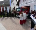 Bild: ga
Das neue Fahrzeug der Feuerwehr Unterauerbach segnete Pfarrer Walter Hofmann.