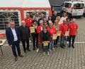 Bild: rlö
Zahlreiche Knappnesia-Mitglieder wurden bei der Jahresversammlung für 15- bis 50-jährige Treue zum Verein durch den Präsidenten Chris Kellner (rechts) und Bürgermeister Michael Göth (links) ausgezeichnet.