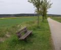 Bild: bö
Zwischen der alten Kreisstraße AS 23 (Bild) und der neuen Zufahrt nach Ebermannsdorf ist hart an der Gemeindegrenze, ab er auf Kümmersbrucker Gebiet, eine größere Freiflächen-Photovoltaikanlage geplant. Die Ebermannsdorfer Gemeinderäte sind in ihrer Mehrzahl von diesem Vorhaben nicht begeistert.