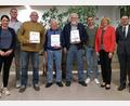 Bild: zer
Vorstandsmitglieder gratulieren den treuen Mitgliedern. Von links: Sarah Wittmann, Andreas Hammer, Johann Lehnert, Josef Frimberger, Manfred Stahl, Timo Kreuzer, Sigrid Ziegler und Thomas Schimetscheck.
