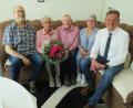 Bild: adj
Ihre Diamanten Hochzeit feiern Ilse und Oskar Hirsch (Zweite und Dritter von links). Tochter Silvia und Schwiegersohn Holger Klein freuen sich mit dem Jubelpaar über die Glückwünsche von Bürgermeister Ernst Schicketanz (rechts).