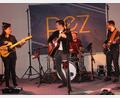 Bild: wro
Peter Geyer (Mitte) alias "pez" und seine Band gaben ein zweigeteiltes Konzert in Falkenberg.