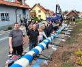 Bild: lg
Bevor der weißblaue Maibaum mit Unterstützung der Feuerwehr und des THW aufgestellt wurde, brachten die Mitglieder des EST die von Ludwig Berger sen. gefertigten Figuren am Baum an. Im Vordergrund die beiden Vorsitzenden Manfred Aschenbrenner und Gottfried Berger.