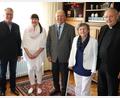 Bild: Stadt Tirschenreuth/exb
Bürgermeister Franz Stahl (links) und Stadtpfarrer Georg Flierl (rechts) gratulierten Ferdinand und Elfriede Waidhas zur diamantenen Hochzeit. Mit im Bild Tochter Gabriele Zeiler.