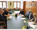 Bild: Stadt Tirschenreuth/exb
Das Organisationsteam der Tirschenreuther Passion 2022 bei seiner Besprechung im Rathaus (von links): Bürgermeister Franz Stahl, Peter Geyer und Gaby Saller (Produktionsleitung) sowie Manfred Grüssner und Marianne Stangl (Regieassistenz). Nicht im Bild: Spielerratssprecher Vinzenz Rahn.