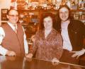 Bild: Privatarchiv Lothar Höher
Schnappschuss aus dem Jahr 1973: Lothar Höher (rechts) als 19-Jähriger mit seinen Eltern Josefine und Ladislaus Höher. In der Kantine gab es für die "Bauscherianer" wie in einem Kramerladen auch Süßigkeiten, Spirituosen und Dinge des täglichen Bedarfs zu kaufen.