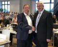 Bild: A. Schwarzmeier
Thomas Graml (rechts) führt den Fußballbezirk Oberpfalz für weitere vier Jahre. BFV-Präsident Rainer Koch (links) gehörte zu den ersten Gratulanten.