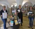 Bild: fz
Sabine Guhl, Leiterin der Regionalbibliothek, Bettina Hahn vom Evangelischen Bildungswerk und Lydia Wetzel (von links) stellen das Aktionsplakat, die Flyer der Aktionswoche sowie Bücher in "Leichter Sprache" vor.