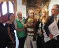 Bild: bl
Museumsgestalter Wolfgang Engel, Museumsleiterin Carola Reul, die Vertreterinnen der Nähgruppe Theresia Eichinger, Cornelia Schäfer und Maria Ostler-Scharl (von links) bewundern mit Bürgermeister Richard Tischler die Nachbildung des Ananas-Pokals.
