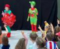 Bild: Völkl
"Brummfidel" und "Rappeldu" hatten in der Schulturnhalle kaum die Bühne betreten, schon gingen die Kinder begeistert mit.