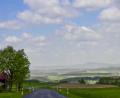 Bild: sds
Wenn man von Hohenhard über die Wälder schaut, so fallen einem die hellen Staubwolken auf, die von den Windböen hochgewirbelt werden und den Sonnenschein eintrüben.