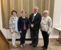 Bild: Renate Bayerl/exb
Bezirksschriftführerin Renate Bayerl (von links) und Vorsitzende Margit Konze begrüßten den neuen Geistlichen Beirat, Stadtpfarrer Alfons Kaufmann, und bedankten sich bei der Oberviechtacher Ortsvorsitzenden Angelika Vogl für die Gastfreundschaft.