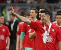 Bild: Sven Hoppe/dpa
Bye, bye? Robert Lewandowski winkt nach der Meisterfeier am Sonntag den Fans zu. War es sein letzter Auftritt im Bayern-Trikot in der Allianz-Arena?