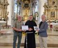 Bild: Kuran
Der Vorsitzende der Freien Wählergemeinschaft Püchersreuth, Josef Witt, (links) und Klaus Kuran (rechts) übergeben einen 700-Euro-Scheck an Pater Stanislaus vom Kloster St. Felix in Neustadt/WN.