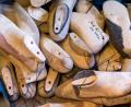 Bild: Jens Büttner/dpa
Für die Herstellung von maßgefertigten Schuhen brauchen Schuster Holzleisten.