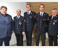 Bild: no
Erster Bürgermeister Dieter Dehling (links), der scheidende Vorsitzende Georg Graf (Zweiter von links) und Kreisbrandinspektor Hans Sperber (rechts) gratulieren dem wiedergewählten Kommandanten Thorsten Jobst (Dritter von links) und dem neuen weiteren Kommandanten Tobias Fleghel (Zweiter von rechts)