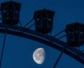Symbolbild: Peter Kneffel/dpa
Zwei Personen wurden Freitagnacht in einer Gondel vergessen, als der Riesenrad-Betreiber zum Dultende hin den Betrieb einstellte.