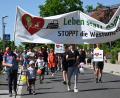 Bild: gf
„Leben statt Asphalt – stoppt die Westumgehung“, so die Ansicht der Gegner der Westumgehung beim Demonstrationszug zum Rathaus.