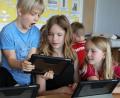Bild: Wolfgang Steinbacher
Da ist das Staunen groß: Schon jetzt arbeiten die Pestalozzi-Grundschüler mit iPads, ab September soll möglichst jeder Erstklässler ein eigenes Gerät haben. Dank E-Books entfällt damit auch oftmals das Schleppen von Büchern.