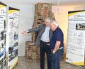Bild: njn
Direkt vor der renovierten historischen Esse der ehemaligen Schmiede im neuen Museum „Flucht und Vertreibung“ in Erbendorf informierte Bürgermeister Johannes Reger (links) über die Projekte im Rahmen der Städtebauförderung.