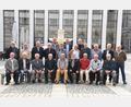 Bild: Gelis Fotostudio
Die Männer des Schülerjahrgangs 1950/51 gruppierten sich im Klosterhof zum Erinnerungsfoto.