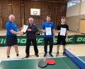 Bild: dob
TV-Tischtennis-Abteilungsleiter Alfred Arnold (links) kürte Karel Weiß (Zweiter von rechts) zum Tischtennismeister 2022. Erhard Scholz (Zweiter von links) und Maurice Bäsler (rechts) erhielten ebenfalls Urkunden.