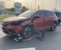 Bild: PI NEW
Bei einem Unfall hat ein Opelfahrer einen Motorradfahrer frontal erfasst. Der Schaden beläuft sich auf 20.000 Euro.