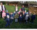 Bild: Kinderhaus Dorfpiraten/exb
Die „Seebären“ durften Imker Martin Fischer und seine Bienen besuchen.