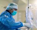 Bild: Kliniken Nordoberpfalz/exb
Prof. Dr. Robert Schwinger, Chefarzt der Medizinischen Klinik II setzt am Klinikum Weiden einen Herzkatheder.