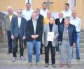 Bild: gi
Vorsitzender Martin Köppl (rechts, oben) und Bürgermeister Helmut Meindl (links unten) ehrten die Mitglieder für 25 bis 65-jährige Treue zur Spielvereinigung.