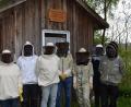 Bild: wfe
Fachwart Joachim Pickel (Dritter von links) hat viele Tipps für die neuen Imker des Bienenzuchtvereins Edelsfeld.
