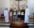 Bild: hme
Diakonin Vivian Bayer-Trentini (links) und Pfarrer Marica Trentini (rechts) gestalten den Gottesdienst zur Konfirmation der vier Jugendlichen.