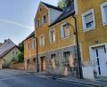 Bild: Lowak
Die Gebäude Neuhauser Straße 11, 13 und 15 sollen Parkplätzen weichen. Noch gehören die Häuser der Stadt Windischeschenbach, die aber beabsichtigt sie an die Firma Reger Bau zu verkaufen.